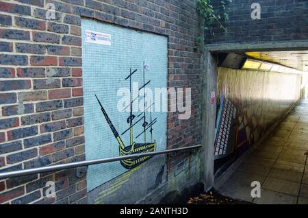 Basingstoke, Regno Unito - Luglio 23, 2019: pedonale alla metropolitana passando sotto la vittoria rotonda in Basingstoke, Hampshire. Alla rotonda si trova sulla storica Foto Stock