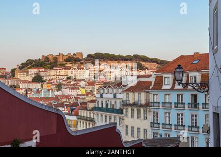 Vista sulla città da via Calcada do Duque che collega Bairro Alto e Rossio a Lisbona in un pomeriggio di sole. Il Castello di Sao Jorge è sullo sfondo. Foto Stock