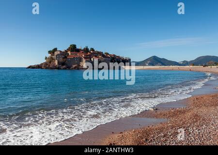 Sveti Stefan, un piccolo isolotto, Budva Riviera, Montenegro, gennaio 2020 Foto Stock