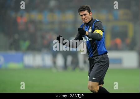 Milano Italia 24 febbraio 2013, 'G.ALLO STADIO MEAZZA SAN SIRO ' Stadium, il campionato di calcio Seria A 2012/2013,FC Inter - AC Milan : Javier Zanetti festeggia dopo l'obiettivo Foto Stock