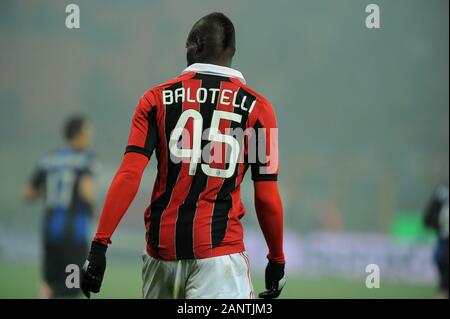 Milano Italia 24 febbraio 2013, 'G.ALLO STADIO MEAZZA SAN SIRO ' Stadium, il campionato di calcio Seria A 2012/2013,FC Inter - AC Milan : Mario Balotelli durante la partita Foto Stock