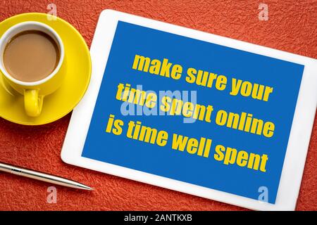 Assicurarsi che il tempo trascorso online è il tempo ben speso bene - il minimalismo digitale consigli, testo su una tavoletta digitale con una tazza di caffè Foto Stock