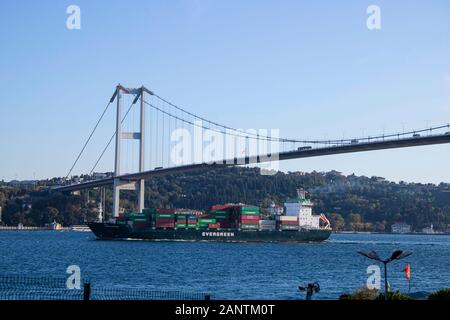 Portacontenitori nave passando attraverso il Ponte sul Bosforo. Foto Stock