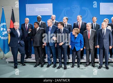 19 gennaio 2020, Berlino: la famiglia mostra fotografica (anteriore, l-r) Boris Johnson, Primo ministro della Gran Bretagna, Denis Sassou Nguesso, Presidente del Congo Recep Tayyip Erdogan, Presidente della Turchia, Emmanuel Macron, Presidente della Francia, il Cancelliere tedesco Angela Merkel (CDU), Antonio Guterres, Segretario Generale delle Nazioni Unite, Vladimir Putin, Presidente della Russia, e il Presidente degli Stati Uniti. Dietro di loro (fila 2, l-r) Ahmed Aboulgheit, Segretario Generale della Lega Araba Moussa Faki, Presidente dell Unione Africana, Charles Michel Presidente del Consiglio europeo, il ministro degli Esteri ha Foto Stock