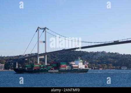 Portacontenitori nave passando attraverso il Ponte sul Bosforo. Foto Stock