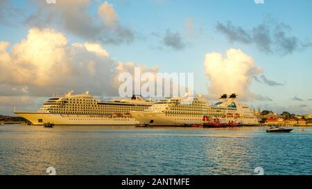 MV Viking Mare e MV Seabourn soggiorno, nave da crociera Port St Johns, Antigua Foto Stock