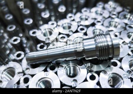 In acciaio lucido parti di close-up di sfondo, pulire lungo aste in acciaio dopo la fine di tornitura cnc. Foto Stock