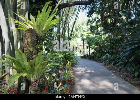 Tempio indù custode scultura a Giardini Botanici Marie Selby di Sarasota in Florida, Stati Uniti d'America. Foto Stock