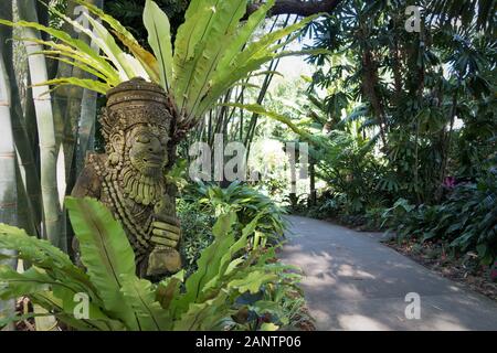 Tempio indù custode scultura a Giardini Botanici Marie Selby di Sarasota in Florida, Stati Uniti d'America. Foto Stock