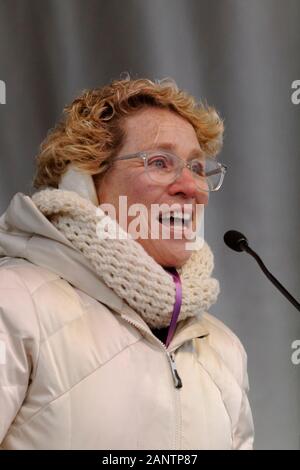 Philadelphia, PA, Stati Uniti d'America - 18 Gennaio 2020: U.S. Rappresentante Chrissy Houlahan (D-PA) parla al quarto anno donna marzo sul Philadelphia. Foto Stock