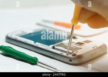 Android telefono. Le riparazioni per smartphone di tecnico professionista sulla scrivania. Foto Stock