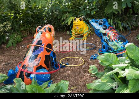 Frog sculture nel giardino dei bambini a Giardini Botanici Marie Selby di Sarasota in Florida, Stati Uniti d'America. Foto Stock