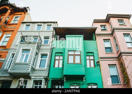 Antichi tradizionali edifici appartamento nel quartiere di Balat di Istanbul in Turchia. Le case in questa zona sono state costruite nel 15-18 secoli, non più tardi. Foto Stock