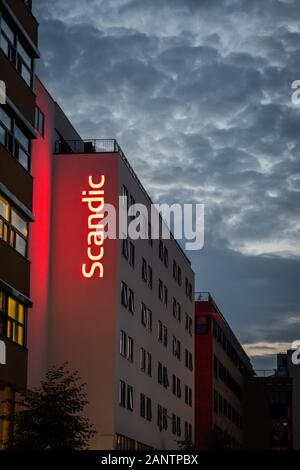 08.31.2019 Redazione Oslo Norvegia Scandic Hotel segno presso la facciata di questo edificio al tramonto in serata Foto Stock