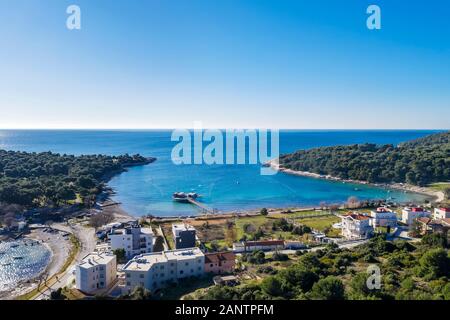 Una veduta aerea di Valovine bay a Stoja area, Pola, Istria, Croazia Foto Stock