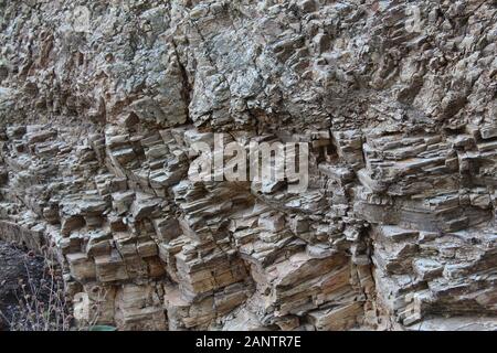 Queste rocce costituiscono parte delle Santa Monica Mountains nel Will Rogers state Park e contribuiscono a creare un ambiente per le piante native della California meridionale. Foto Stock