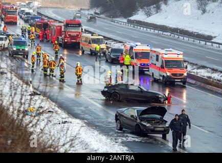 Burgau, Germania. Xix gen, 2020. Numerosi sono i vigili del fuoco e polizia veicoli sull'autostrada A8, dietro la quale i veicoli si sono inceppati. Dieci persone sono state ferite in incidenti stradali che coinvolgono diversi veicoli sull'autostrada 8. Secondo un portavoce della polizia, due vetture si sono scontrate domenica vicino a Burgau (Günzburg distretto) in direzione di Stoccarda. Come risultato, un ingorgo aveva formato, in cui un incidente che coinvolge un altro otto veicoli si è verificato. L'autostrada A8 è stato completamente chiuso in direzione di Stoccarda. Credito: Stefan Puchner/dpa/Alamy Live News Foto Stock