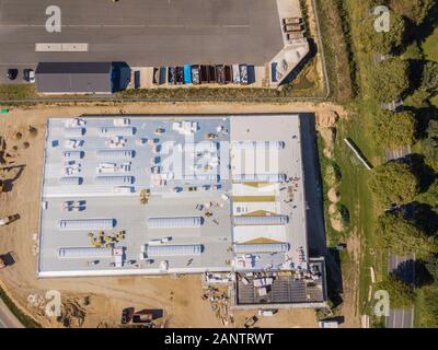 Isolamento è installato sul tetto di una nuova costruzione edificio in fabbrica Foto Stock