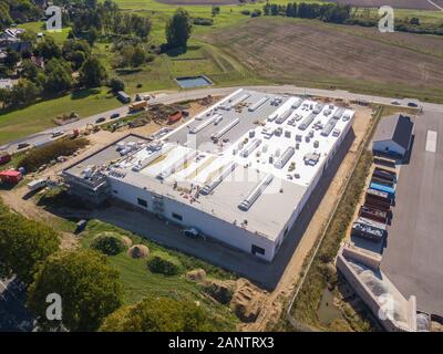 Isolamento è installato sul tetto di una nuova costruzione edificio in fabbrica Foto Stock