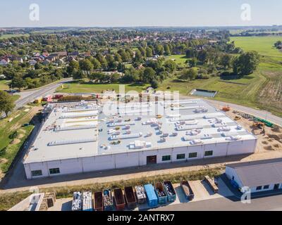 Isolamento è installato sul tetto di una nuova costruzione edificio in fabbrica Foto Stock