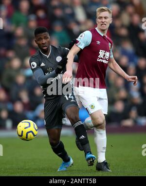 Il Leicester City's Kelechi Iheanacho (sinistra) e Burnley del Ben Mee battaglia per la palla durante il match di Premier League a Turf Moor, Burnley. Foto Stock