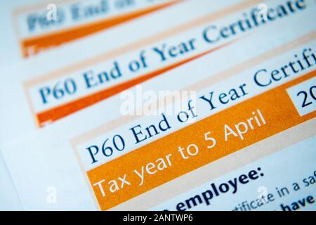 HMRC P60 di fine anno di certificati. Foto macro con messa a fuoco selettiva. Foto Stock