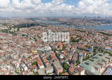 Istanbul foto aerea; Piazza Sultanahmet, Cemberlitas, Grand Bazaar, Beyazit Square, vista dall'elicottero. Foto Stock