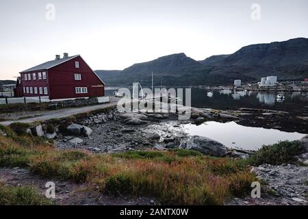 Qeqertarsuaq, Groenlandia. Il molo al porto con bowhead whale jawbone realizzato in arch. Qeqertarsuaq è un porto e città situata a sud di COA Foto Stock