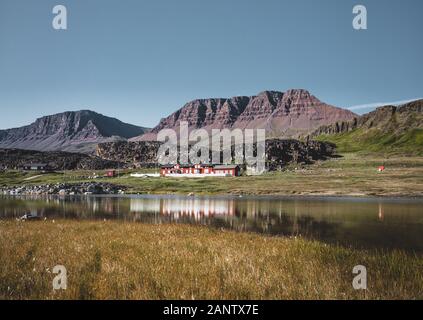 La Groenlandia, Agosto 2019: Vista verso la ricerca polare artico stazione stazione di ricerca di Qeqertarsuaq, Disko isola in Groenlandia. Di proprietà e gestito da Univ Foto Stock