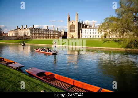 Punting sul fiume Cam di fronte Kings College Chapel, Cambridge dal dorso Foto Stock