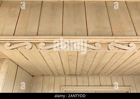 Francese coloniale scorrere dettagli architettonici su una piccola casa colonica in legno vicino a da Lat Vietnam Foto Stock