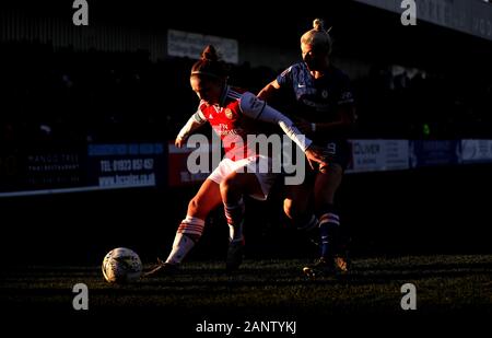 L'Arsenal's Kim little battaglie per la palla con Bethany England di Chelsea (a destra) durante la partita Women's Super League al Meadow Park, Borehamwood. Foto Stock