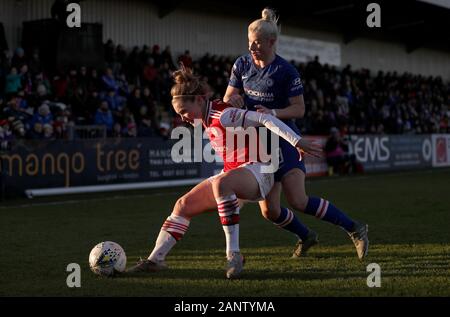 L'Arsenal's Kim little battaglie per la palla con Bethany England di Chelsea (a destra) durante la partita Women's Super League al Meadow Park, Borehamwood. Foto Stock