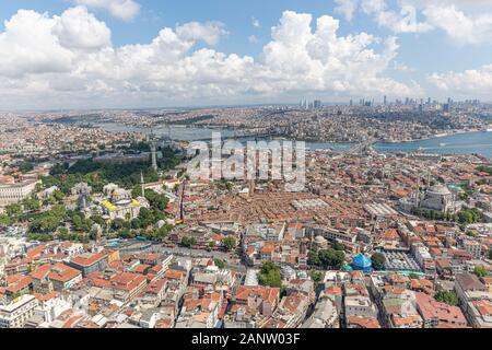 Istanbul foto aerea; Piazza Sultanahmet, Cemberlitas, Grand Bazaar, Beyazit Square, vista dall'elicottero. Foto Stock