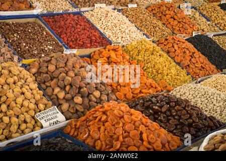 Mostra colorata Di Frutta Secca e Noci al bazaar Dell'Osh a Bishkek, in Kirghizistan, un paese dell'Asia centrale. Foto Stock