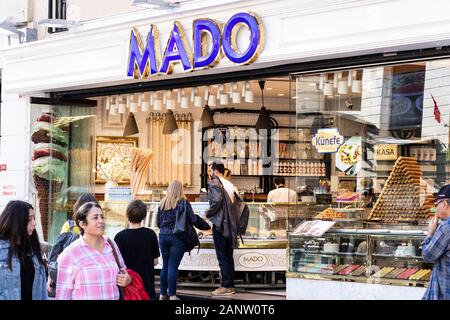 Mado è un marchio di fabbrica della Turchia. Vende gelati. Il gelato Maras è il miglior gelato della Turchia. Ci sono molti posti in Turchia nel negozio. Foto Stock