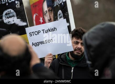 Berlino, Germania. Xix gen, 2020. Popolo dimostrano a margine della conferenza di Libia contro il Presidente turco Erdogan. Credito: Paolo Zinken/dpa/Alamy Live News Foto Stock