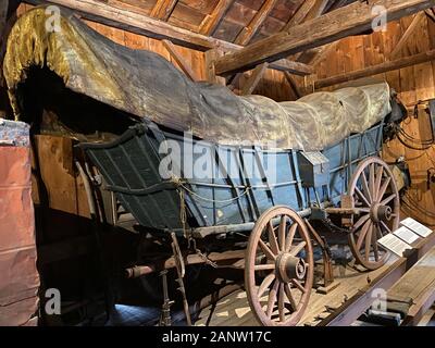 In questo modo il carro Conestoga (in Shelburne Museum) è stato costruito per McGraham bianco del Chester County, Pennsylvania, che l'hanno utilizzato per il traino di grano oltre sessanta miglia da Lancaster a Philadelphia. Costruito c. 1837 da parte del carro maker un grifone e fabbro/wheelwright Pietro Criley, è uno dei pochi autentici carri Conestoga in esistenza. Carri Conestoga aveva fondo curvo, che continuava a carichi pesanti centrato e impedito loro di spostarsi su strade accidentate. Foto Stock