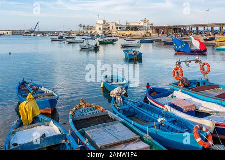 Porto vecchio di Bari nel tardo pomeriggio estivo. Puglia (Puglia), Italia. Foto Stock