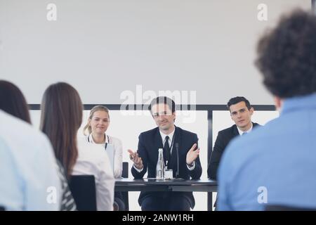 Altoparlanti dando un talk durante la riunione di affari. Il pubblico in sala conferenza. Business e imprenditorialità. Foto Stock