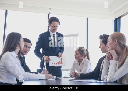 Uomo d'affari che mostra lo schema durante la presentazione in ufficio Foto Stock