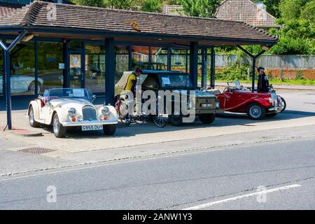 10 giugno 2015 il piazzale della nuova foresta Classic Cars Ltd business con classic vintage automobili per la vendita e su display nel villaggio di Beaulieu in Hampshire Foto Stock