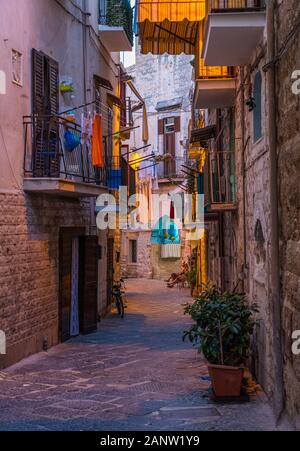 Vista panoramica della città vecchia di Bari in una serata estiva, Puglia (Puglia), Italia meridionale. Foto Stock