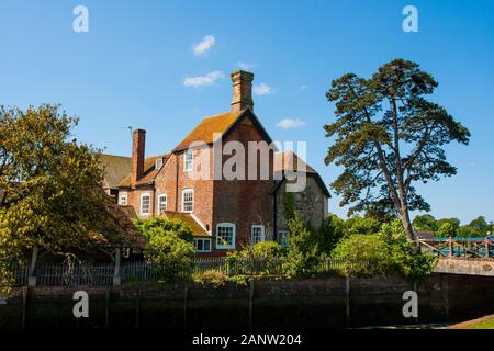 10 Giugno 2015 Un bellissimo esempio di Elizabethan - architettura Tudor accanto al fiume Beaulieu in Beaulieu Village Hampshire Inghilterra Foto Stock