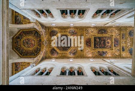 Il soffitto della Basilica di San Nicola (Basilica di San Nicola) nel centro storico di Bari. Puglia (Puglia), Italia. Foto Stock