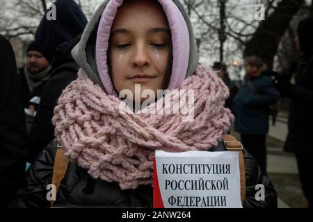 Mosca, Russia. Xix di gennaio, 2020 un sostenitore di opposizione contiene una copia della Russia di costituzione durante una manifestazione contro la riforma costituzionale proposto dal Presidente Vladimir Putin nel centro di Mosca, Russia. Nel suo discorso annuale all'Assemblea federale, il Presidente Vladimir Putin ha proposto una serie di emendamenti alla Costituzione russa Foto Stock