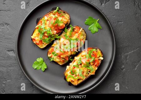Saporite melanzane ripiene con verdure e formaggio parmigiano. Vista superiore, laici piatta Foto Stock