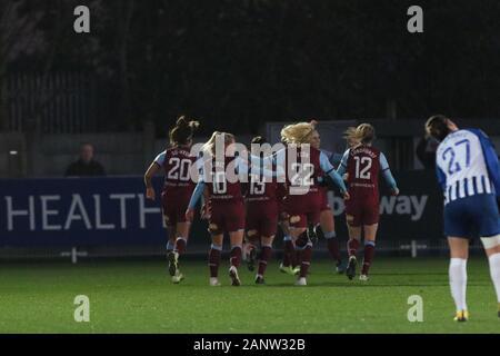 Romford, Regno Unito. 19 gen 2020. Il West Ham Squad celebrando la sua squadra il secondo obiettivo durante la Barclaycard FA DONNA Super League match tra il West Ham United e Brighton e Hove Albion al Rush Green Stadium, Romford, Londra domenica 19 gennaio 2020. (Credit: Jacques Feeney | MI News) Credito: MI News & Sport /Alamy Live News Foto Stock