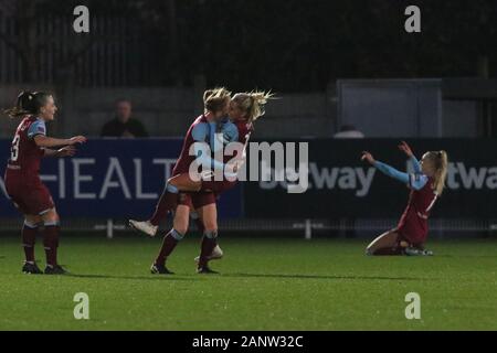 Romford, Regno Unito. 19 gen 2020. Il West Ham Squad celebrando la sua squadra il secondo obiettivo durante la Barclaycard FA DONNA Super League match tra il West Ham United e Brighton e Hove Albion al Rush Green Stadium, Romford, Londra domenica 19 gennaio 2020. (Credit: Jacques Feeney | MI News) Credito: MI News & Sport /Alamy Live News Foto Stock