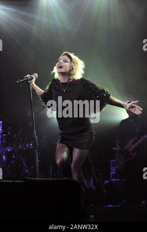 Milano, 14/11/2012: Emma Marrone, cantante italiana, durante il concerto dal vivo all'Alcatraz Foto Stock